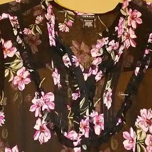 NWOT. Torrid womens button down blouse
